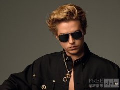 COLE SPROUSE出镜VERSACE 眼镜系列广