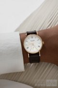 小巧玲珑的黄金腕表: NOMOS Gl