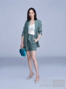 演员张钧甯身穿Maje FW22系列链条西服套装彰显优雅洒