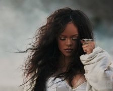如冰霜耀眼的双眸，自然丰盈的裸色唇妆 Rihanna全新