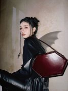 林允演绎 CARVEN 2022 秋冬系列