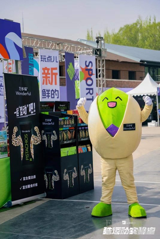 绿色的卡通人物 低可信度描述已自动生成