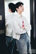 杨洋穿着连卡佛甄选MM6牛仔裤