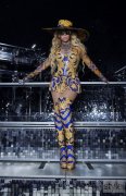 Beyoncé身着Atelier Versace定制服装