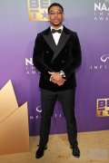 AARON PIERRE身着dunhill出席第55届NAACP IMAGE AWARDS
