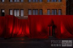 巨型红幕空降上海，Hourglass首