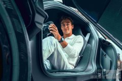 乔治·拉塞尔佩戴IWC特别定制款工程师自