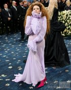 Natasha Lyonne身着McQueen 2025秋冬系列出席纽