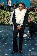 Kaytranada身着McQueen 2025秋冬系列出席纽约大
