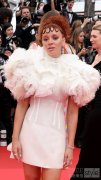 Erin Kellyman身着McQueen 2025秋冬系列亮相第