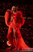 Beyoncé身着McQueen2025秋冬定制礼