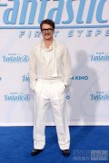 演员佩德罗・帕斯卡（Pedro Pascal）身着