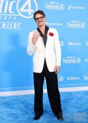 演员佩德罗・帕斯卡（Pedro Pascal）身着TOM FORD服装