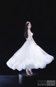 徐艺洋身着Rene Caovilla Chandelier高跟鞋拍摄