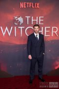 Liam Hemsworth身着dunhill亮相《猎魔人》第四