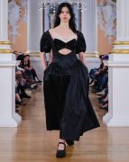 定义浪漫新形态,Crocs卡骆驰再度联手Simone Roch