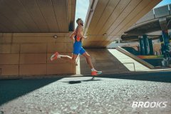 卓越性能强势驱动,跑者为先引领增长