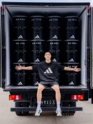 阿迪达斯定制专属“加油桶”从训练到赛