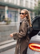 超模Bella Hadid于巴黎时装周期间身背Coac