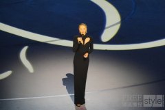 CHARLIZE THERON身着ATELIER VERSACE亮相2026年米兰科尔蒂