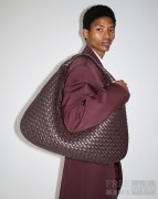 Bottega Veneta推出全新Veneta手袋，典藏之作