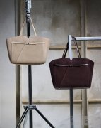 装下梦想，盛满力量——BOSS REVERS手袋，