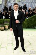 Tom Francis身着dunhill亮相2026 MAT GALA