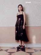 裂隙生花，织就浪漫 — Crocs × Caroline Hú