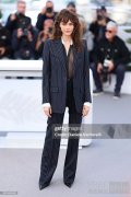 演员、模特卡拉·迪瓦伊身着TOM FORD 服装