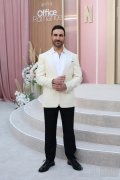 Brett Goldstein 身着dunhill出席Netflix《办公室