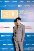 导演仇晟,演员袁弘、吴磊、毕雯珺身着