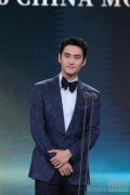演员袁弘身着dunhill亮相2026中国影视之夜