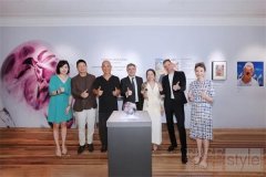 莱俪携手方力钧十年之约启幕《打哈欠
