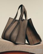 Loro Piana 推出男士包袋新作：Heddle 托特包