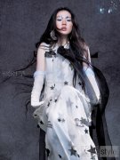 Coach品牌全球代言人单依纯身穿Coach 2026春季系列