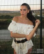 DUA LIPA身着CHLOÉ亮相 2026 SUNNY HILL 音乐节