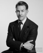 Simon Holloway 荣获 2026 英国时尚大奖 “年度