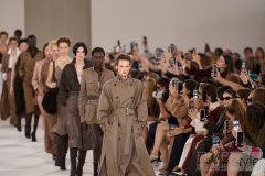 Max Mara 2027 春夏系列大秀于米兰揭幕,以
