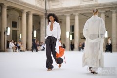 SPORTMAX 2027 春夏系列：酷暑之下，探索轻