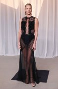 演员查理兹·塞隆（Charlize Theron）身着 
